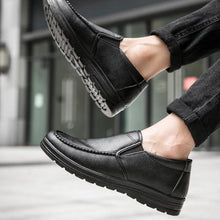 Cargar imagen en el visor de la galería, Sapato Mocassim de Couro Social Masculino Solado Ortopédico - Urbano Elite
