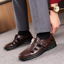 Cargar imagen en el visor de la galería, Sapato de Couro Aberto Masculino Antiodor Confort - Urbano Elite
